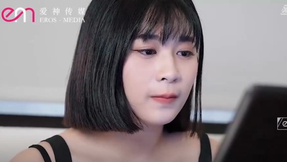 Em Gái Xinh Đẹp Gọi Video Cho Người Yêu Khoe Lồn Khoe Vú